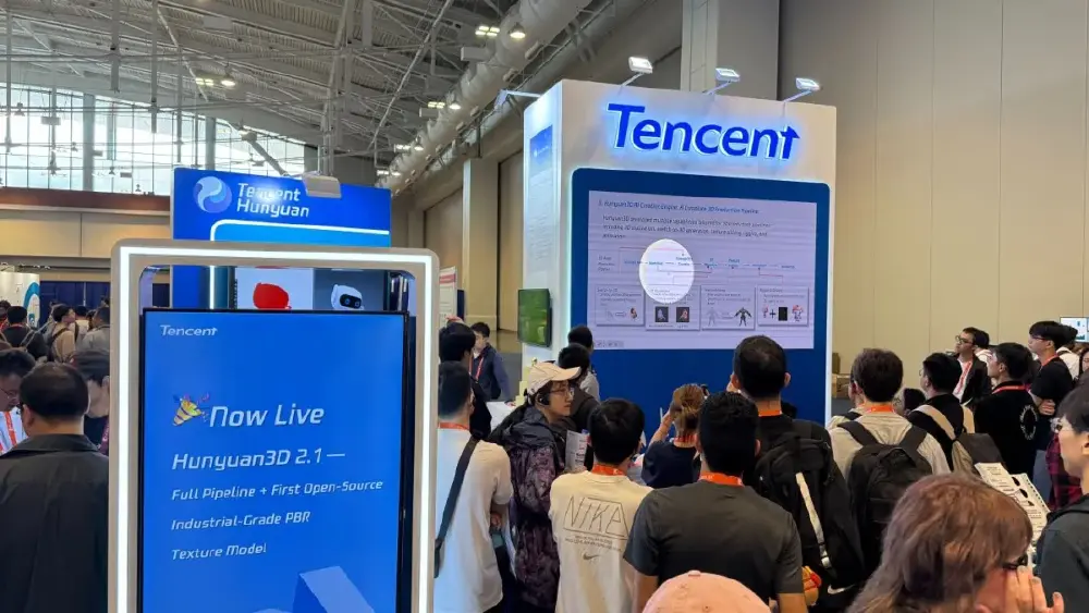 图片展示了腾讯混元3D 2.1大模型在CVPR 2025开源发布会现场，腾讯展台前聚集观众，屏幕呈现“Now Live Hunyuan3D 2.1”及全链路开源相关技术信息，体现其PBR纹理模型等能力。