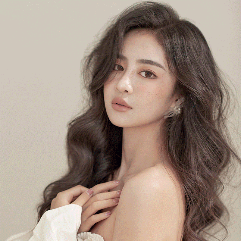 一位女性的肖像照，展示了Relight LoRA模型对图像光照效果的编辑成果，呈现柔和的光影处理效果。