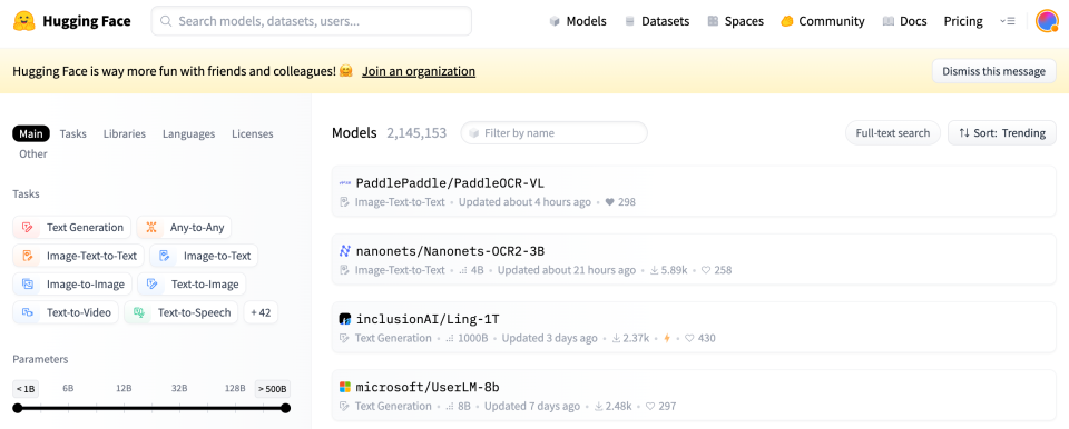 Hugging Face平台的Models页面，显示百度飞桨发布的PaddleOCR-VL模型在Trending榜单中排名第一，是AI领域OCR模型的热门技术成果。