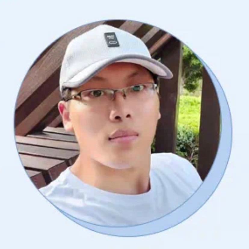 圆形头像展示一位戴白色帽子、眼镜的人物，背景为户外木质结构及绿植，用于标识视频教程作者。