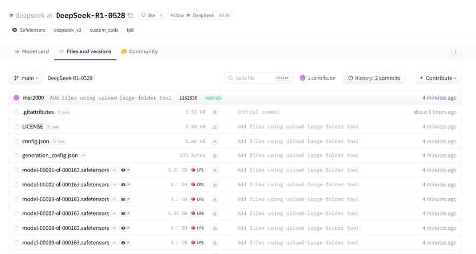 Hugging Face平台上DeepSeek-R1-0528模型的文件与版本信息页面截图，展示配置文件、安全张量文件等模型资源及上传记录，表明模型已开放给开发者社区。