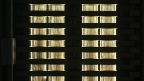 图片展示了一个数据中心内排列整齐的发光服务器单元，在黑暗环境中形成规则的阵列，呈现出科技感的硬件设施场景，可能用于AI模型（如Holo1.5-3B）的训练或运行。