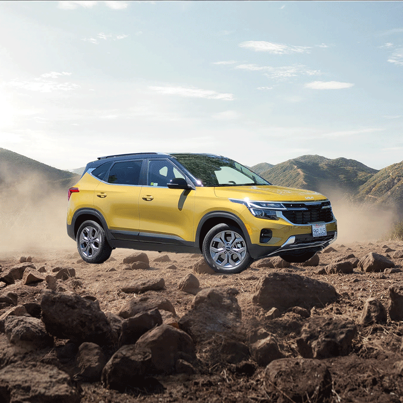 展示了黄色SUV汽车通过Fusion LoRA技术自然融入山地场景的效果,体现了AI技术在产品与背景融合中的透视校正和光影匹配能力。