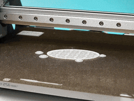 图片展示了通过腾讯混元3D生成并直接打印出的3D模型成果,模型表面细节清晰,可直接用于3D打印。