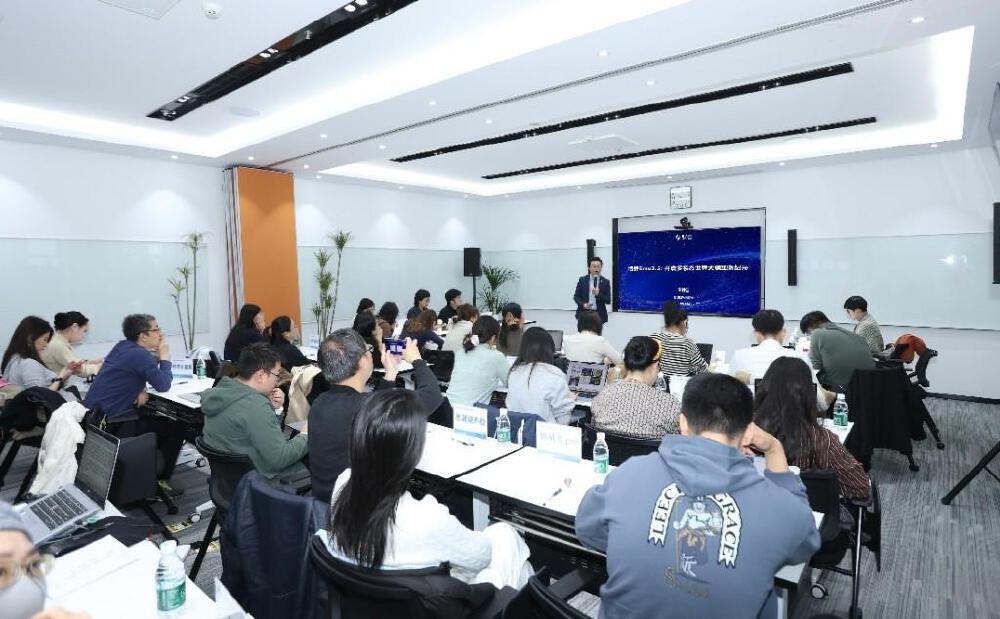 智源研究院举办‘悟界·Emu系列技术交流会’现场，台上人员围绕Emu3.5多模态世界大模型进行介绍，台下听众专注聆听并参与交流，呈现专业的技术发布与研讨场景。