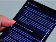 一只手握着电子设备（如手机），屏幕显示大量文本内容，呈现AI应用或模型交互界面的文本展示场景。