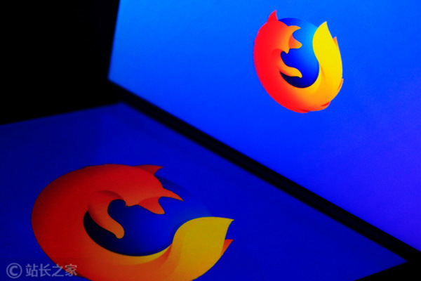 图片展示了Firefox浏览器的标志性红黄色动物logo，以两个重叠或反射的形式呈现，背景为蓝色，体现了该浏览器品牌的视觉识别，与技术产品（浏览器）相关。